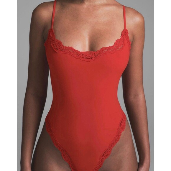 SKIMS Fits Everybody Lace Cami Bodysuit | Cayenne - Picture 5 of 5